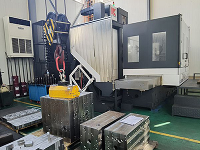 Vertical machining center for metal parts processing